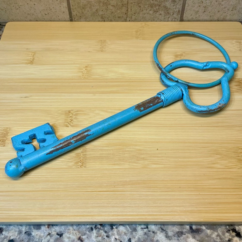 ☀️SOLD☀️ Skeleton Keys in Large Vintage Style Decorative, Yellow OR Blue - Picture 4 of 5